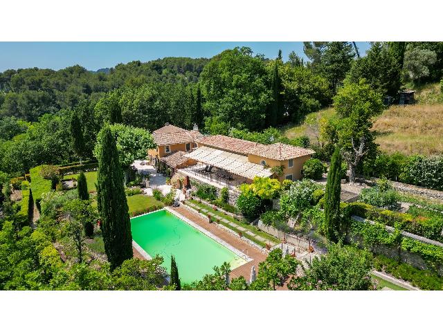 Huis te koop in AIX-EN-PROVENCE 13080 Bouches-du-Rhône Provence Alpes Côte d'Azur France: Elegante villa in het hart van de Pinchinats. Tijdloos 19e-eeuws landgoed in de prestigieuze wijk Pichinats.<br />
In het hart van een van de meest gewilde wijken van de regio biedt dit statige 19e-eeuwse ...