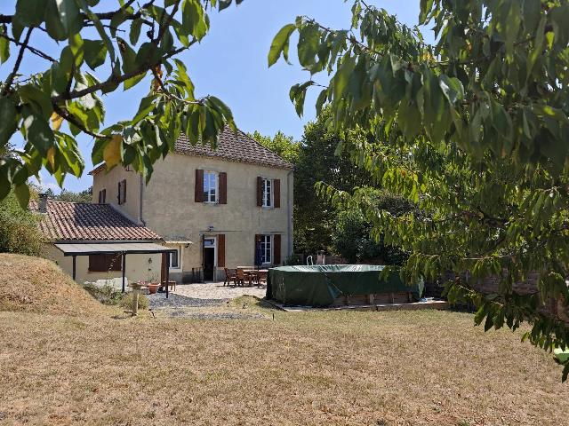 Huis te koop in QUILLAN 11500 Aude Languedoc Roussillon France: Karakteristiek huis op een ruim perceel. Deze unieke, karakteristieke woning is gelegen op een ruim perceel aan de rand van het dorp Campagne-sur-Aude, met toegang tot de thermale bron van Campagne-le...
