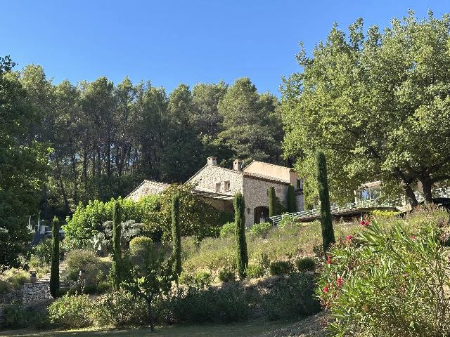 Huis te koop in AURIOL 13390 Bouches-du-Rhône Provence Alpes Côte d'Azur France: Uitzonderlijk landgoed aan de poort van Auriol – elegantie, natuur en verfijnd wonen.<br />
<br />
Ideaal gelegen aan de ingang van Auriol, aan de voet van het prachtige Sainte-Baume-gebergte, tussen Aix-en-P...