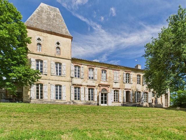 Gîtes/Chambres d'hôtes te koop in GIMAT 82500 Tarn-et-Garonne Midi-Pyrénées France: Uitzonderlijk kasteel – instapklaar, vol potentieel. EXCLUSIEF BIJ BEAUX VILLAGES! Stap in tijdloze elegantie met dit majestueuze kasteel van 1.028 m², gelegen op het vredige platteland van Gimat, ...