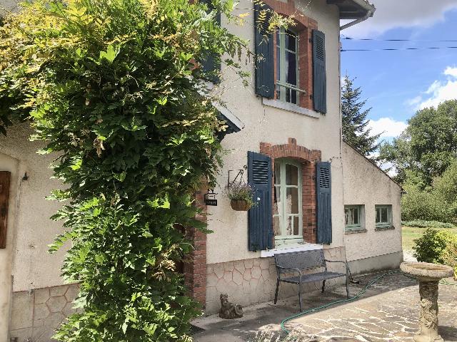 House for sale AZAT-LE-RIS 87360 Haute-Vienne Limousin France: Charming House in Azat le Riz. EXCLUSIVE TO BEAUX VILLAGES! Nestled in a picturesque hamlet, close to the village of Azat le Riz, this charming property offers so much potential.<br />
<br />
The beautiful ston...