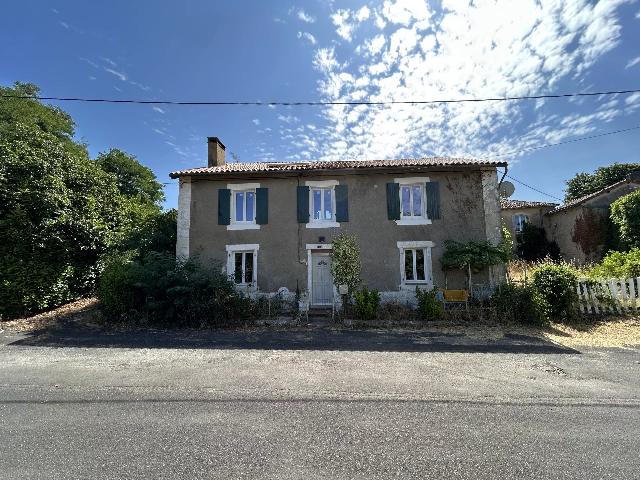 Huis te koop in SAUZÉ-VAUSSAIS 79190 Deux-Sèvres Poitou-Charentes France: Gerenoveerde woning met grote verbouwingen voltooid. EXCLUSIEF BIJ BEAUX VILLAGES! Deze recent gerenoveerde woning staat te koop voor een uitzonderlijke prijs. De renovatie is uitgevoerd door professi...