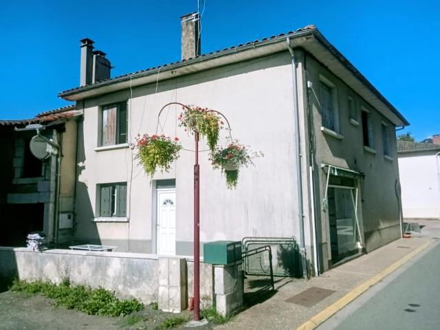 Gewerbe-Immobilie&nbsp;zu verkaufen in&nbsp;CHABANAIS 16150 Charente Frankreich. Investeringspand, winkel, 2 appartementen en tuin aan de rivier. Gelegen in het centrum van een levendig dorp aan de rivier de Vienne, is dit pand omgeven door alledaagse voorzieningen, waaronder een ...