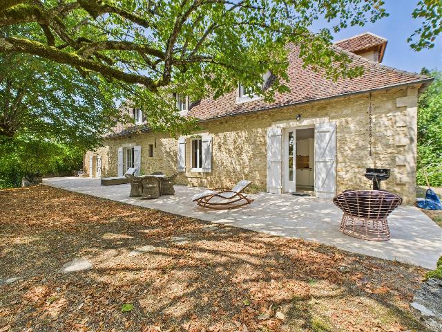 House&nbsp;for sale&nbsp;CÉNAC-ET-SAINT-JULIEN 24250 Dordogne Aquitaine France: Dordogne Family Home with Pool, Near Sarlat and Cénac. Located just 1 km from Cénac-et-Saint-Julien village centre and 12 km from Sarlat-la-Canéda, this 18th-century Périgord house offers 190 m² ...