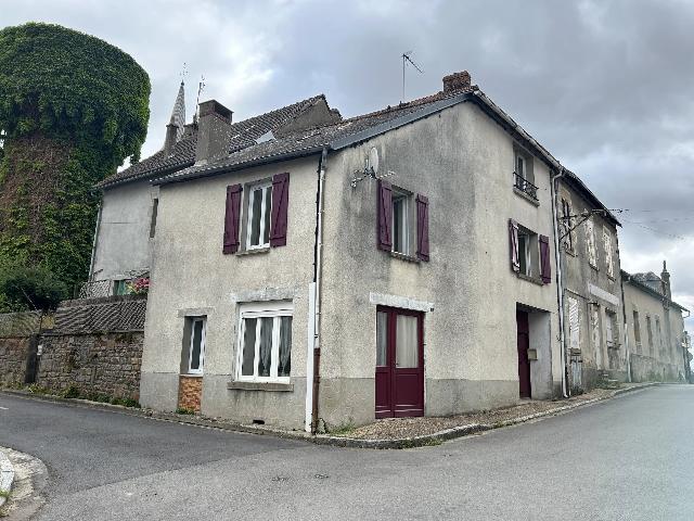 Huis te koop in ARNAC-LA-POSTE 87160 Haute-Vienne Limousin France: Dorpshuis met 3 slaapkamers. Een ruime dorpswoning met mogelijkheden voor een bedrijf of kantoor op de begane grond, met de mogelijkheid van een aangebouwde garage.<br />
<br />
Vanuit de entree komt u in een g...