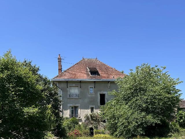 Huis te koop in CROZANT 23160 Creuse Limousin France: Zwei Dorfhäuser in der Nähe des Tals der Maler. Zwei Dorfhäuser im Touristengebiet des Tals der Maler. Eines davon ist im Stil eines Herrenhauses mit wunderschönen Originalelementen wie Holzvertä...