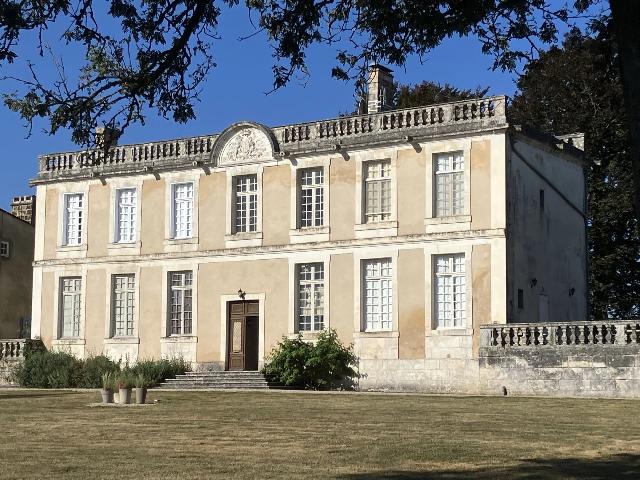 Appartement te koop in&nbsp;CHARRAS 16380 Charente Poitou-Charentes Frankrijk: Prachtig vakantiehuis op een kasteelterrein. EXCLUSIEF BIJ BEAUX VILLAGES! – Een verborgen parel! Stap uw eigen stukje paradijs binnen! Gelegen op 5,6 hectare prachtig aangelegd terrein, is deze uit...