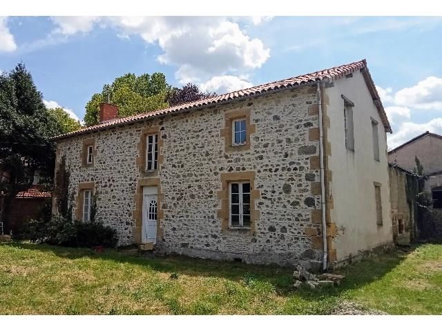 Bien-Agricole &agrave; vendre &agrave;&nbsp;CONFOLENS 16500 Charente Poitou-Charentes France: Grande maison de campagne avec terrain et dépendances – Idéale pour centre équestre ou petite exploitation. Cette belle propriété de campagne combine le charme rural et le confort moderne, avec...