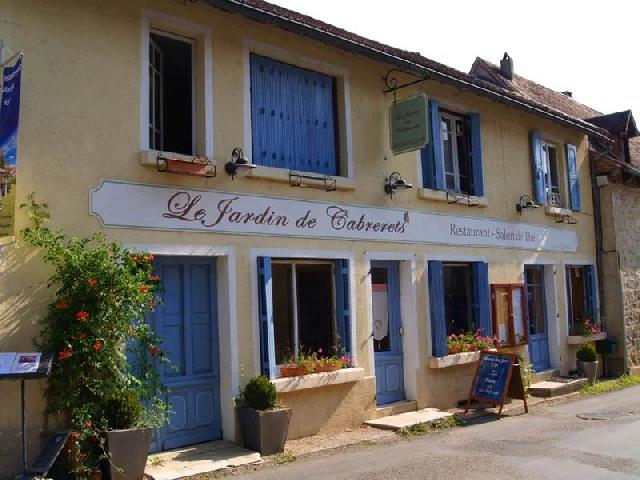 Gîtes/Chambres d'hôtes te koop in CABRERETS 46330 Lot Midi-Pyrénées France: Bar-restaurant met zelfstandige appartementen in een zeer populaire wijk van de Lot. Gelegen op een prachtige locatie en in een zeer populair toeristisch gebied, biedt dit succesvolle bar-restaurant 3...