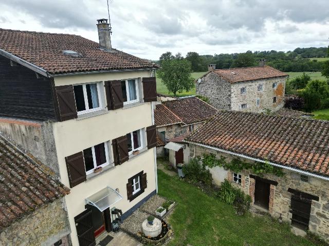 Huis te koop in BELLAC 87300 Haute-Vienne Limousin France: Vrijstaande woning in een mooi gehucht met zwembad. Wat een prachtig huis is dit, met een fantastisch zwembad, een overdekt terras en een grote tuin.<br />
<br />
Op de begane grond vindt u een grote inbouwkeuk...