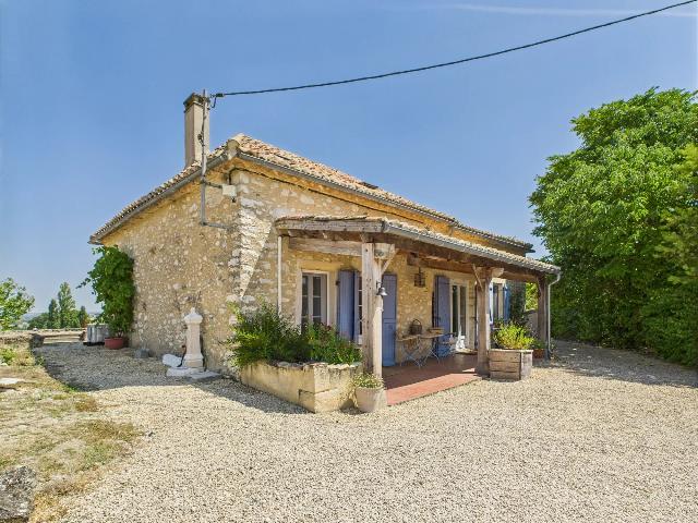 Huis te koop in MONFLANQUIN 47150 Lot-et-Garonne Aquitaine France: Prachtige stenen woning met uitzicht en vlakbij een bastide. EXCLUSIEF BIJ BEAUX VILLAGES! Deze prachtige stenen woning is rustig gelegen, maar toch op loopafstand van de bastide. Het uitzicht is adem...