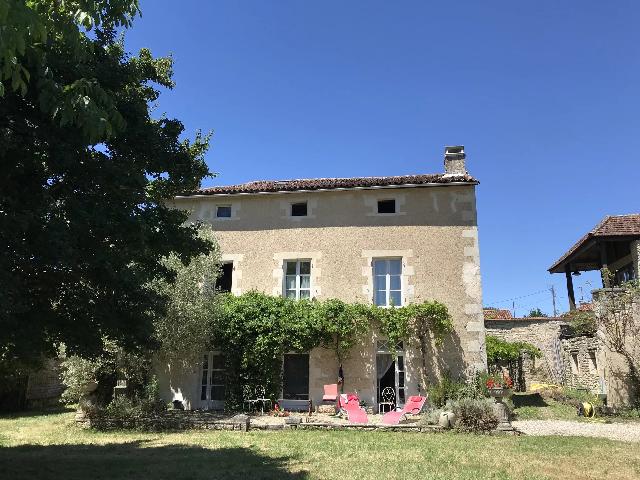 Maison &agrave; vendre &agrave;&nbsp;CHARMÉ 16140 Charente Poitou-Charentes France: Grande propriété à la campagne. EN EXCLUSIVITÉ ! Après avoir franchi un ancien portail et passé une ancienne guérite, une allée circulaire est entourée de vestiges couverts de vignes et vous ...