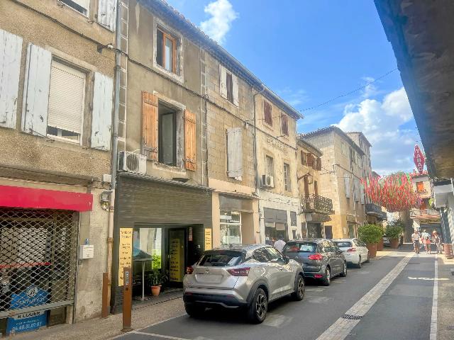 Huis te koop in LIMOUX 11300 Aude Languedoc Roussillon France: Een charmant winkel/woonhuis met potentie. In het hart van het populaire marktstadje Limoux biedt deze karaktervolle woning een prachtige combinatie van commerciële ruimte en comfortabele woonruimte ...