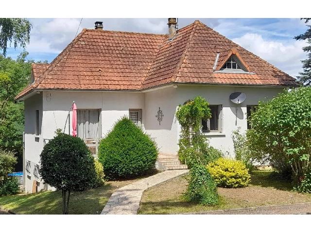 Huis te koop in PRESSAC 86460 Vienne Poitou-Charentes France: Charmant landhuis met flexibel wonen en uitzicht op de rivier – vlakbij Pressac. Gelegen op meer dan een hectare prachtig onderhouden, volgroeid terrein, geniet dit heerlijke landhuis van een rustig...