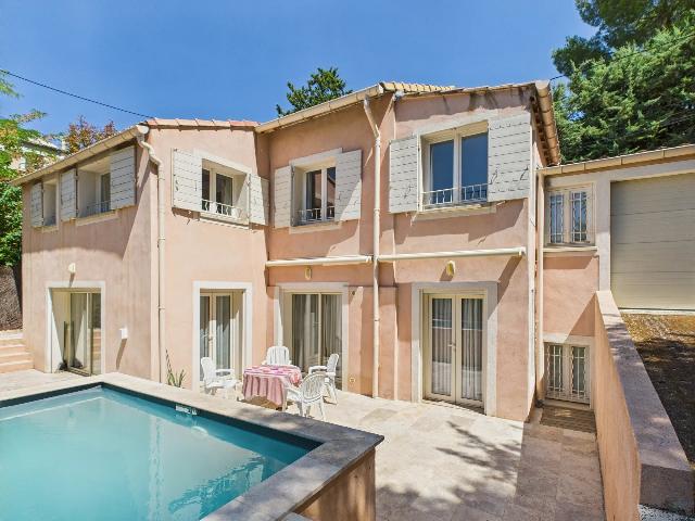 Huis te koop in AIX-EN-PROVENCE 13080 Bouches-du-Rhône Provence Alpes Côte d'Azur France: Woning van 148 m², gelegen op slechts 10 minuten lopen van het historische centrum, verscholen in een rustige doodlopende straat op een perceel van 327 m².<br />
<br />
De woning bestaat uit:<br />
<br />
Begane grond ...