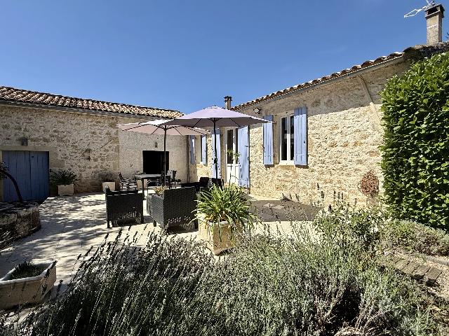 Paardenobject te koop in GENSAC 33890 Gironde Aquitaine France: Ruiterdomein nabij Gensac. Ontdek de perfecte mix van rustieke charme en modern wonen op dit betoverende ruiterdomein in Zuidwest-Frankrijk. Met 105 m² comfortabele woonruimte beschikt dit onlangs ge...