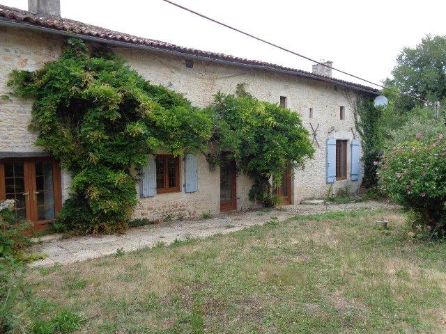 Huis te koop in BRUX 86510 Vienne Poitou-Charentes France: Ruime, karakteristieke dorpswoning met 3 slaapkamers en bijgebouwen. Deze ruime woning met 3 slaapkamers is gelegen in een klein gehucht met een eigen binnenplaats en een aparte grote tuin. De woning ...