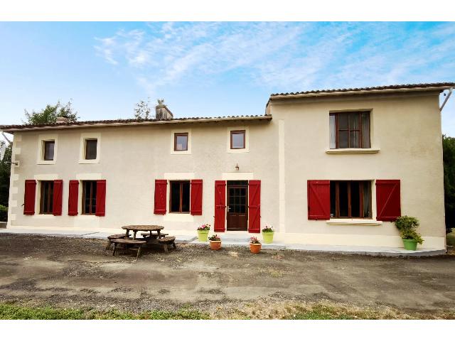 Huis te koop in VERRUYES 79310 Deux-Sèvres Poitou-Charentes France: Charmante buitenverblijf met authentiek karakter. Stap binnen in de tijdloze charme van dit prachtig bewaard gebleven landhuis, gelegen op het rustige platteland, op slechts enkele minuten van Saint-M...