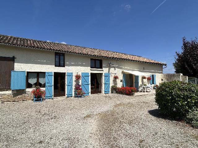 Huis te koop in CLUSSAIS-LA-POMMERAIE 79190 Deux-Sèvres Poitou-Charentes France: Onberispelijk gerenoveerd stenen huis met schuren, cottage en uitzicht op het platteland. EXCLUSIEF BIJ BEAUX VILLAGES! Gelegen in het hart van een gewild dorp, is dit onberispelijke traditionele sten...
