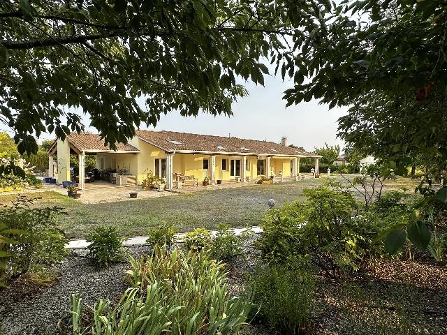 House for sale VALENCE 16460 Charente Poitou-Charentes France: Bright and Spacious Modern Home – All on One Level. EXCLUSIVE TO BEAUX VILLAGES! Built in 2008, this stylish architect-designed home offers an incredible wow factor, and boasts a rare A-rated Energy...