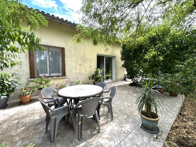 Huis te koop in LEZAY 79120 Deux-Sèvres Poitou-Charentes France: Charmante vrijstaande boerderij met 3 slaapkamers, grond en bijgebouwen. Deze charmante vrijstaande boerderij met 3 slaapkamers ligt in een rustige, landelijke omgeving en biedt zowel ruimte als priva...