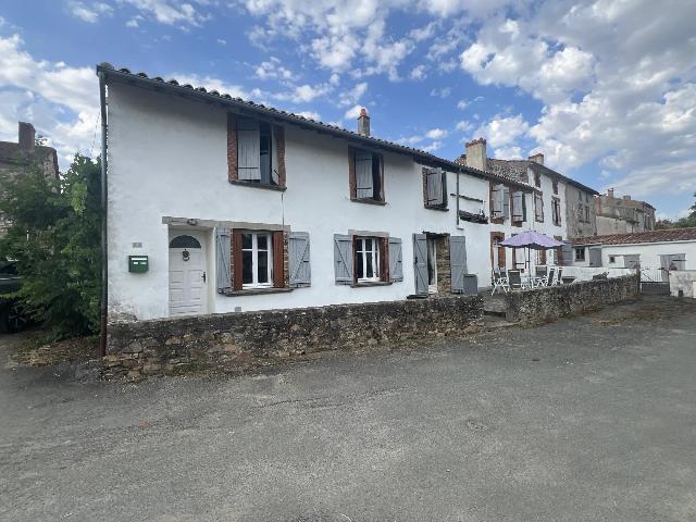 Huis te koop in SAINT-SORNIN-LA-MARCHE 87210 Haute-Vienne Limousin France: Groot huis plus gastenverblijf en vrijstaande woning om te renoveren. EXCLUSIEF BIJ BEAUX VILLAGES! Wat een kans om een ​​heerlijke gezinswoning te creëren plus twee vakantiehuizen of familieacco...