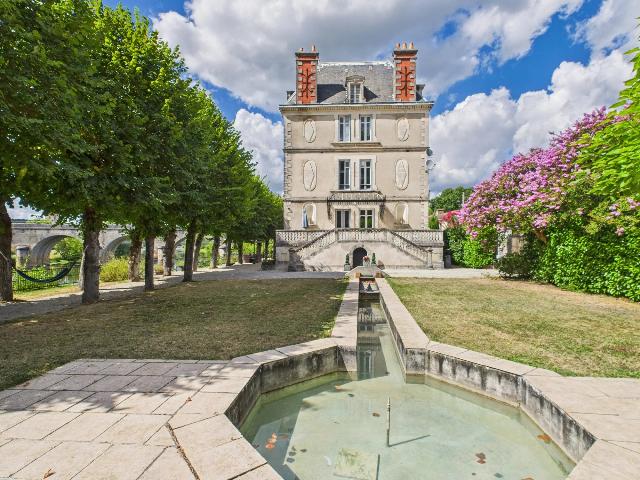 Huis te koop in SAINT-ASTIER 24110 Dordogne Aquitaine France: Belle Époque woning aan de rivier. EXCLUSIEF BIJ BEAUX VILLAGES! Deze statige woning beschikt over 7 slaapkamers, 3 badkamers, een stijlvolle woonkeuken, een indrukwekkende ontvangstruimte van 43 m²...