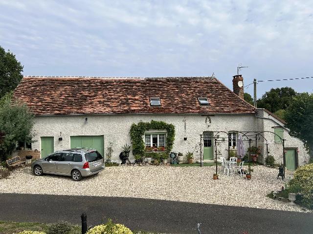 Huis te koop in DUNET 36310 Indre Centre France: Charmante cottage op een rustige locatie. Een prachtig gepresenteerd karakteristiek huisje, met zichtbare balken, 4 slaapkamers, gelegen op een rustige locatie.<br />
<br />
Dit zeer mooie huis is liefdevol ger...