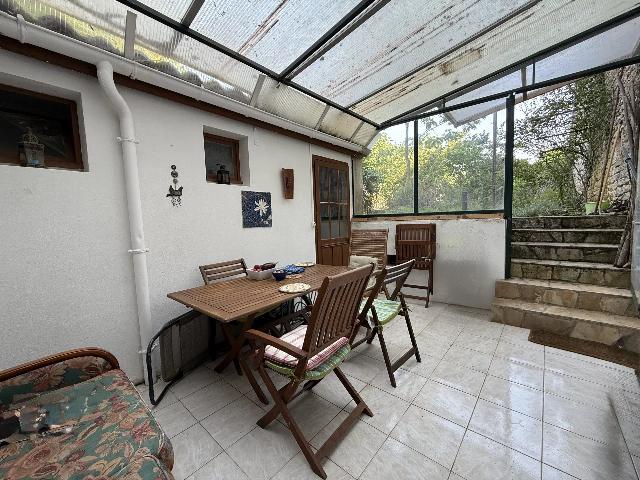 Huis te koop in RUFFEC 16700 Charente Poitou-Charentes France: Charmant huis met 4 slaapkamers in het hart van Ruffec. Dit charmante huis is ideaal gelegen in het bruisende marktstadje Ruffec, op loopafstand van winkels, restaurants, bakkerijen en supermarkten.<br />
...