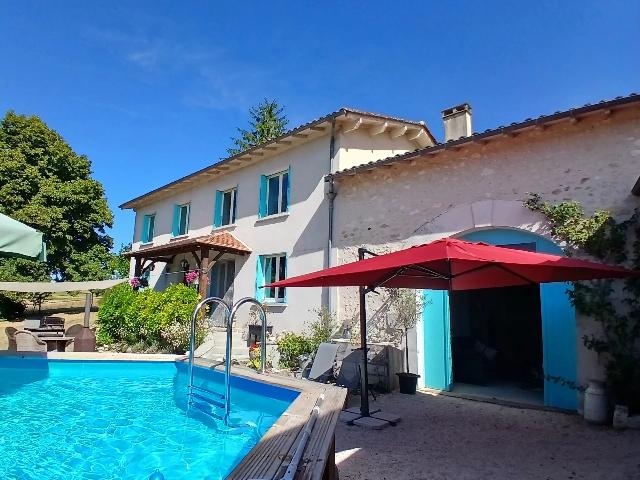 Paardenobject te koop in VERTEILLAC 24320 Dordogne Aquitaine France: Paardenboerderij met vier slaapkamers en een perceel van 8,6 hectare. EXCLUSIEF BIJ BEAUX VILLAGES! We presenteren met genoegen deze woning met flexibele indeling.<br />
<br />
De begane grond bestaat uit een r...