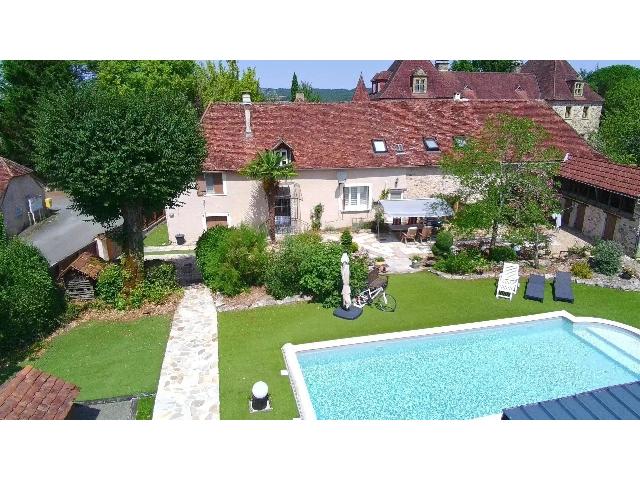 Huis te koop in HAUTEFORT 24390 Dordogne Aquitaine France: Landelijk huis in de Perigord met schuur en verwarmd zwembad. EXCLUSIEF BIJ BEAUX VILLAGES! Aan de rand van een rustig dorp ligt dit gerestaureerde huis met drie slaapkamers, dat veel van zijn origine...