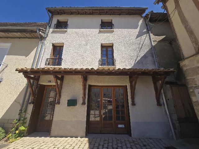 Huis te koop in ALLEMANS-DU-DROPT 47800 Lot-et-Garonne Aquitaine France: Huis in een charmant dorpscentrum. In een prachtig dorp biedt dit charmante huis, verdeeld over meerdere verdiepingen, een comfortabele woonomgeving.<br />
<br />
Bij binnenkomst vindt u een lichte leefruimte d...