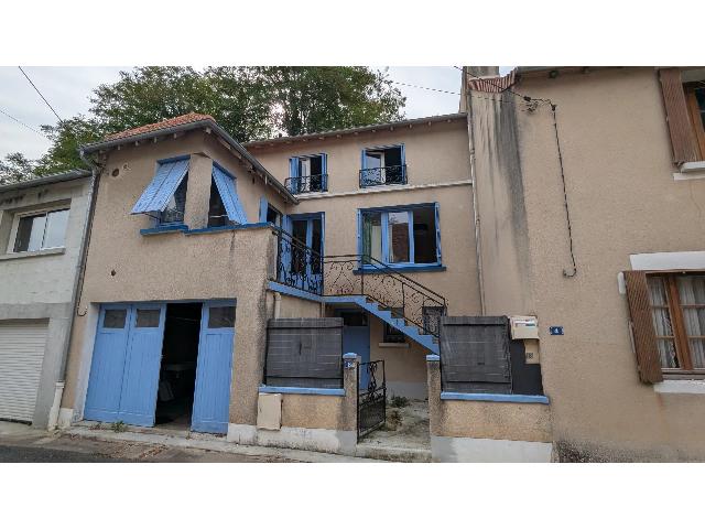 Huis te koop in LA TRIMOUILLE 86290 Vienne Poitou-Charentes France: Charmant dorpshuis. 81 m² woonoppervlakte in La Trimouille. Gelegen in het hart van La Trimouille, een dynamisch en gastvrij dorp, zal dit mooie dorpshuis vol karakter u verleiden met zijn authentici...
