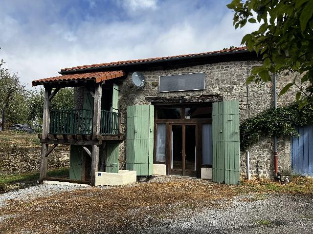 Huis te koop in BLOND 87300 Haute-Vienne Limousin France: Ruime woning met open plattegrond, grote kamers en twee badkamers. EXCLUSIEF BIJ BEAUX VILLAGES! Gelegen op slechts 5 minuten lopen van het dorp met een bakker, restaurant en bar. Een verrassend ruime...