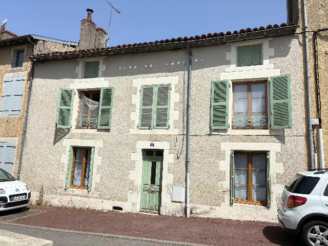 Huis te koop in MONTMORILLON 86500 Vienne Poitou-Charentes France: Gerenoveerde woning, in het centrum van Montmorillon. Een fantastische kans om een ​​recent gerenoveerd huis te kopen in het hart van Montmorillon, met alle voorzieningen op loopafstand!<br />
<br />
De ent...