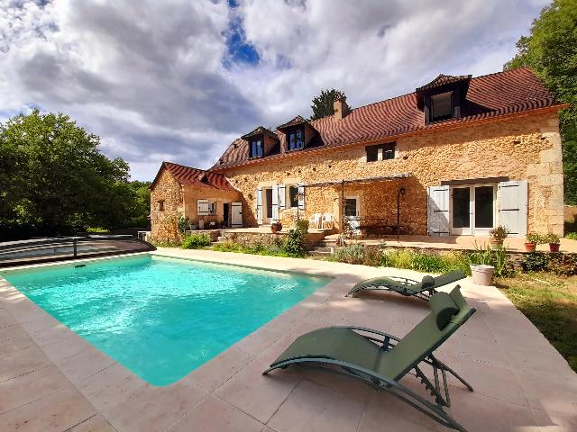 Huis te koop in BERGERAC 24100 Dordogne Aquitaine France: Prachtig gerenoveerd stenen huis, prachtig zwembad en een te renoveren gebouw. ​​Perfect gelegen op 5 km van Bergerac met zijn uitstekende winkelmogelijkheden en internationale reisverbindingen.<br />
...