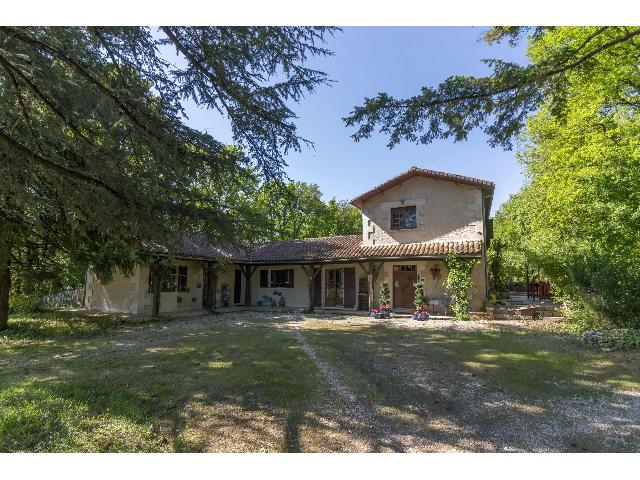 Paardenobject te koop in DOUZAT 16290 Charente Poitou-Charentes France: Ruim huis met 5 slaapkamers, zwembad en zeer ruime bijgebouwen. EXCLUSIEF BIJ BEAUX VILLAGES! Gelegen op een prachtige, half-bosrijke locatie vlakbij het dorp Hiersac, staat dit ruime perceel op meer ...
