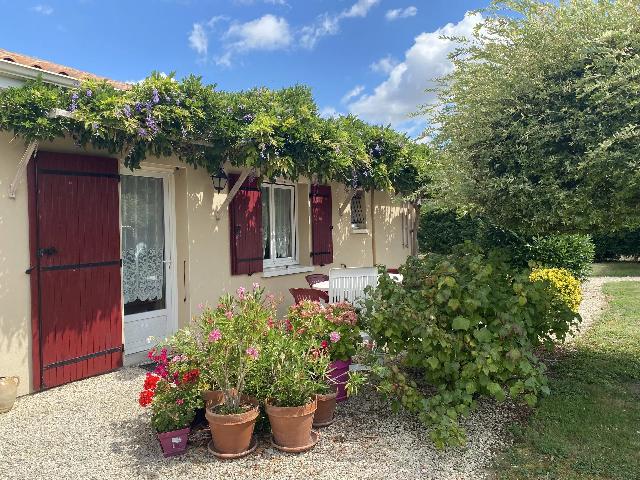 Huis te koop in LATHUS-SAINT-RÉMY 86390 Vienne Poitou-Charentes Frankrijk: Een mooie bungalow met 3 slaapkamers vlakbij Montmorillon. Gelegen in een rustige wijk van Lathus-Saint-Rémy, heeft deze bungalowwoning, gebouwd in de jaren 2000, een functionele indeling.<br />
<br />
Bij de ...