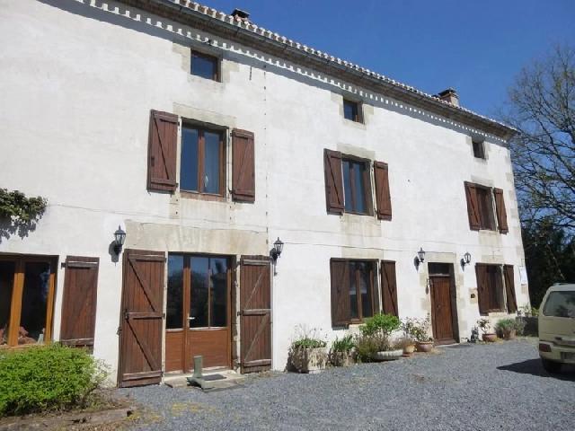Gîtes/Chambres d'hôtes te koop in L’ISLE-JOURDAIN 86150 Vienne Poitou-Charentes France: Karaktervol dorpshuis met inkomstenpotentieel. INKOMSTENPOTENTIEEL met dit ruime dorpshuis met gîte of bed & breakfast/chambres d'hôtes faciliteiten (onder voorbehoud van de benodigde vergunningen)....