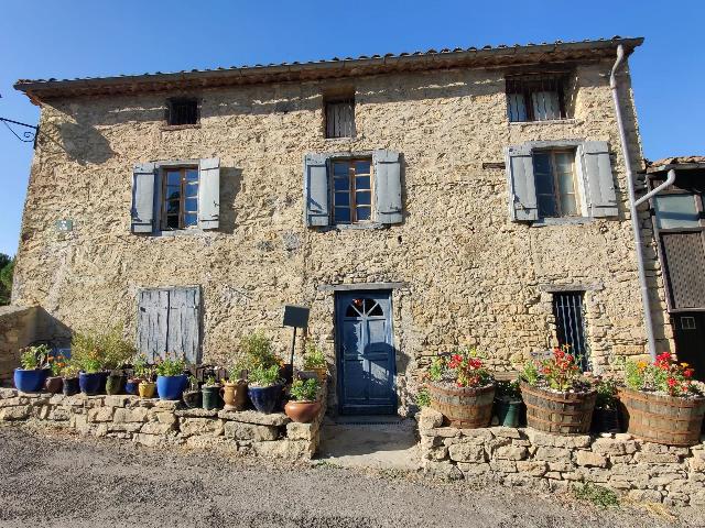 Huis te koop in ANTUGNAC 11190 Aude Languedoc Roussillon France: Ruime historische wijnmakerij met garage en terrassen. EXCLUSIEF BIJ BEAUX VILLAGES! Achter de deur van dit prachtige 400 jaar oude pand bevindt zich een werkelijk unieke woning met een 6 meter hoge w...