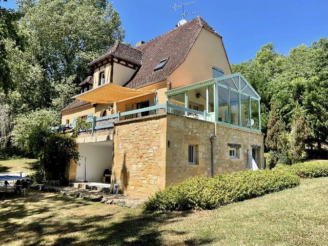 Gîtes/Chambres d'hôtes te koop in MASCLAT 46350 Lot Midi-Pyrénées France: Mooi, ruim huis met een groot zwembad - ideaal voor een leuke familievakantie. EXCLUSIEF BIJ BEAUX VILLAGES! Dit huis, gebouwd in de jaren 80, is een groot huis met 7 ruime slaapkamers (waarvan 1 mome...