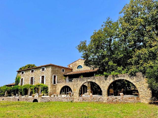 Huis te koop in CAMON 09500 Ariège Midi-Pyrénées France: Prestigieus landgoed – Ideaal voor exclusieve evenementen of wonen met meerdere generaties. Gelegen op 5 hectare prachtig platteland aan de rand van het pittoreske dorpje Camon, is deze uitzonderlij...