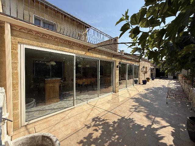Huis te koop in MONTPEYROUX 24610 Dordogne Aquitaine France: Stenen huis, absolute rust, binnenzwembad en jacuzzi. EXCLUSIEF BIJ BEAUX VILLAGES! Stenen huis met binnenzwembad en jacuzzi, in het hart van de Dordogne. Op slechts 40 km van de luchthaven van Berger...