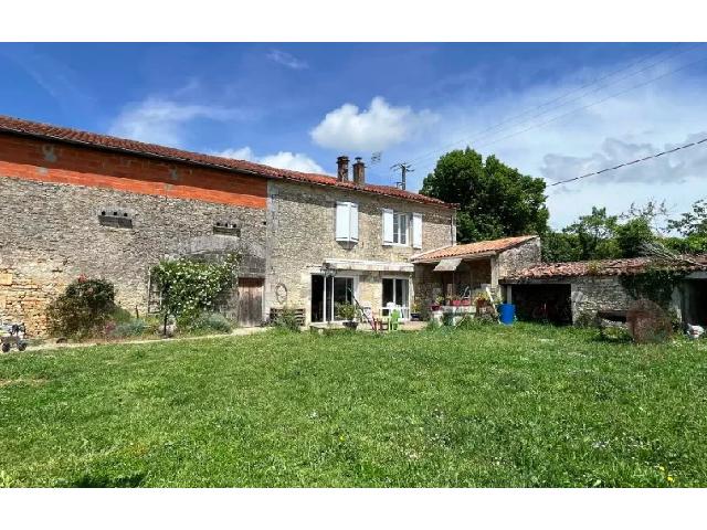 Huis te koop in LA ROCHEFOUCAULD 16110 Charente Poitou-Charentes France: Gerenoveerde woning met 3 slaapkamers, beschutte tuin en schuur. Volledig gerenoveerde stenen dorpswoning met 3 slaapkamers, aangebouwde schuur en aangesloten op de riolering.<br />
<br />
Het terras geeft uit ...