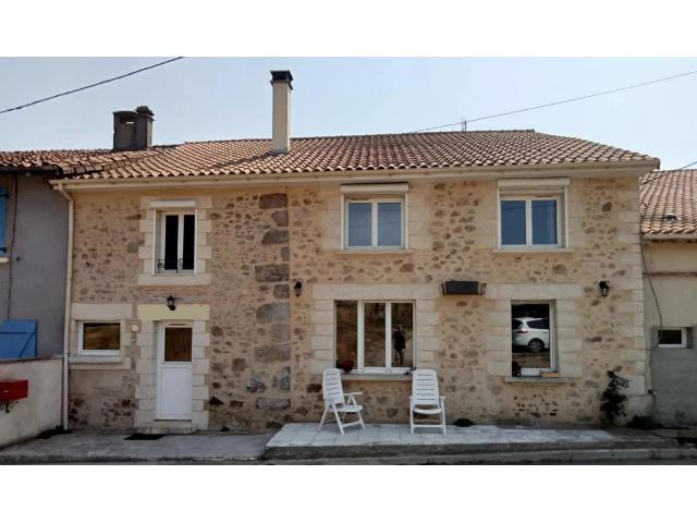 Huis te koop in EXIDEUIL-SUR-VIENNE 16150 Charente Poitou-Charentes France: Karakter en potentieel in een rustige, landelijke omgeving – Schuur, carport en meer! Deze charmante, geschakelde woning op het platteland biedt een modern interieur met behoud van het originele kar...