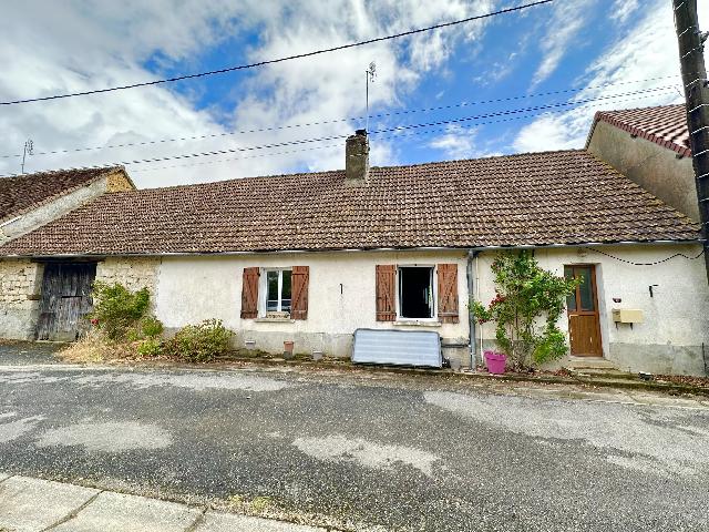 Huis te koop in COULONGES-LES-HÉROLLES 86290 Vienne Poitou-Charentes France: Charmant stenen huis met terrein en bijgebouwen nabij Coulonges. Gelegen in een rustig gehucht tussen Tilly (36) en Coulonges-les-Hérolles (86), combineert dit stenen huis met twee slaapkamers ouderw...