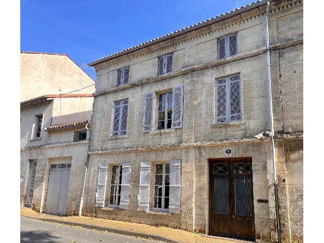 Huis te koop in RIBÉRAC 24600 Dordogne Aquitaine France: Schitterend hoofdhuis en gastenverblijf in het centrum van Ribérac! EXCLUSIEF BIJ BEAUX VILLAGES! Een woning in 