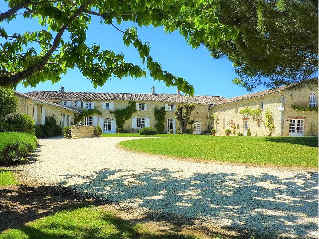 Gîtes/Chambres d'hôtes te koop in MONSÉGUR 33580 Gironde Aquitaine France: Prachtig landhuis op een dominante locatie met zwembad. Schitterend stenen ensemble in U-vorm rond een prachtige binnenplaats. Het centrale deel van het gebouw wordt momenteel geëxploiteerd als een c...