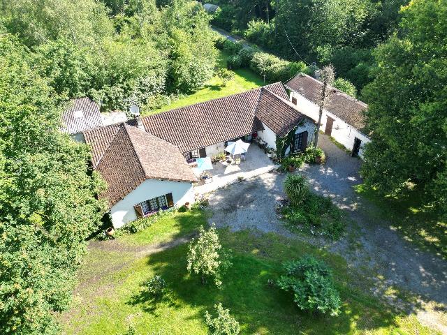 Huis te koop in VAULRY 87140 Haute-Vienne Limousin France: Ruime vrijstaande bungalow op een prachtige privélocatie. EXCLUSIEF BIJ BEAUX VILLAGES! Gelegen in het prachtige Mont de Blond-gebied in de Haute Vienne, staat deze ruime bungalow in een tuin van 846...
