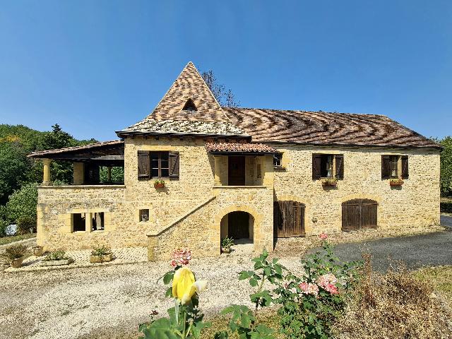 Huis te koop in SARLAT-LA-CANÉDA 24200 Dordogne Aquitaine France: Pareltje in de Dordogne met overdekt terras, uitzicht en renovatiemogelijkheden – 20 minuten van Sarlat. Ontdek dit charmante huis met 3 slaapkamers op het rustige platteland van Carlux, Dordogne, o...